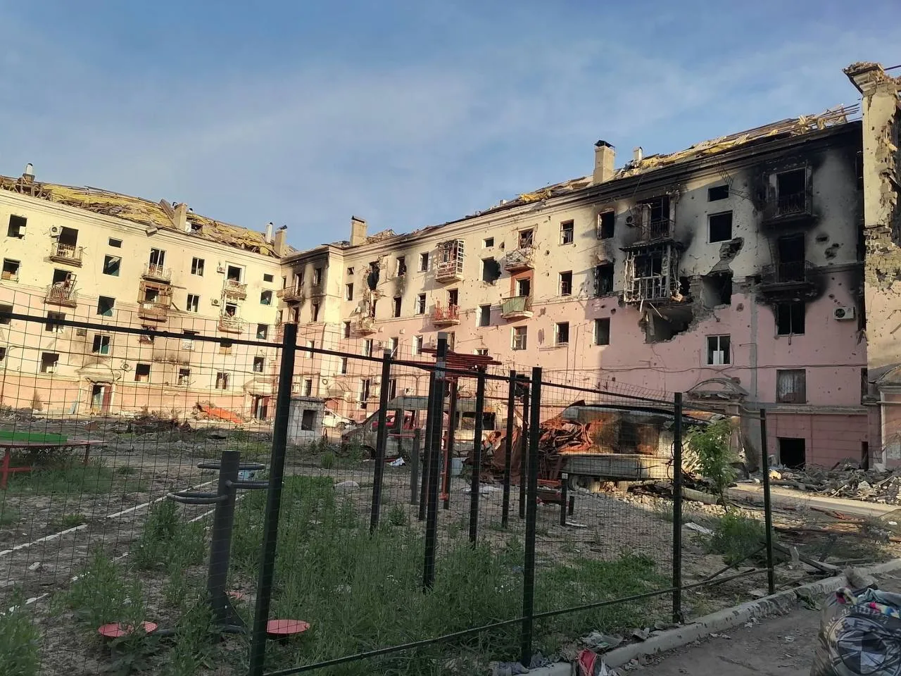 В Мариуполе под завалами дома находятся тела около 100 мирных жителей. dqxikeidqxiqqeant