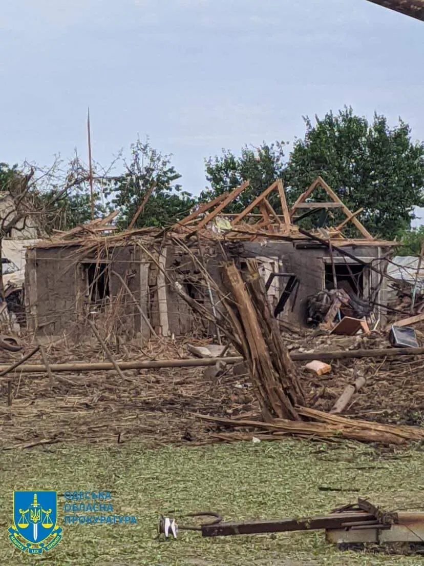 Авиация РФ ударила ракетами по Одесщине: загорелись дома, пострадали 8 человек. Фото