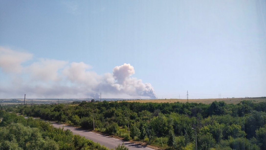 пожары на складах боеприпасов в Луганской области Судя по фото, удар ВСУ пришелся по двум целям, расположенным в 3-4 км друг от друга dqxikeidqxiqqeant