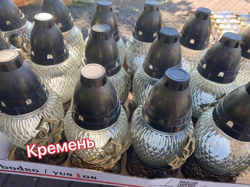 Жители города принесли свечи, цветы и игрушки.