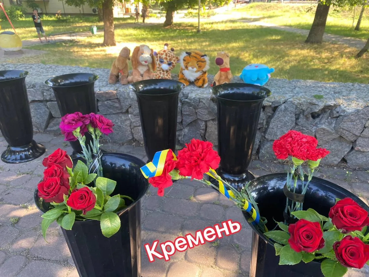 В городе приспустили флаги.