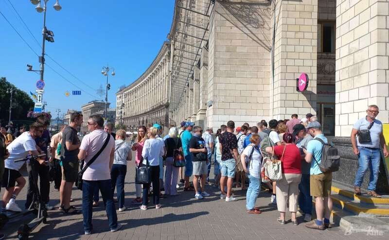 Очередь возле Главпочтамта.