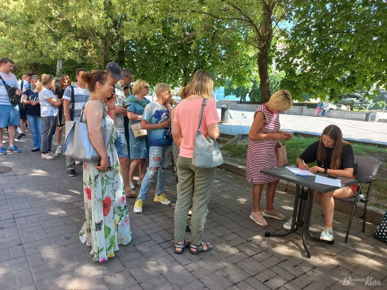 Чтобы купить марку, нужно записаться в очередь.