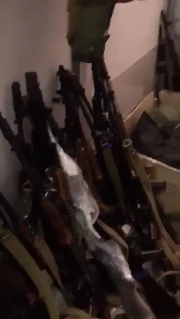 В одном из помещений нашли склад оружия. dqxikeidqxiqqeant