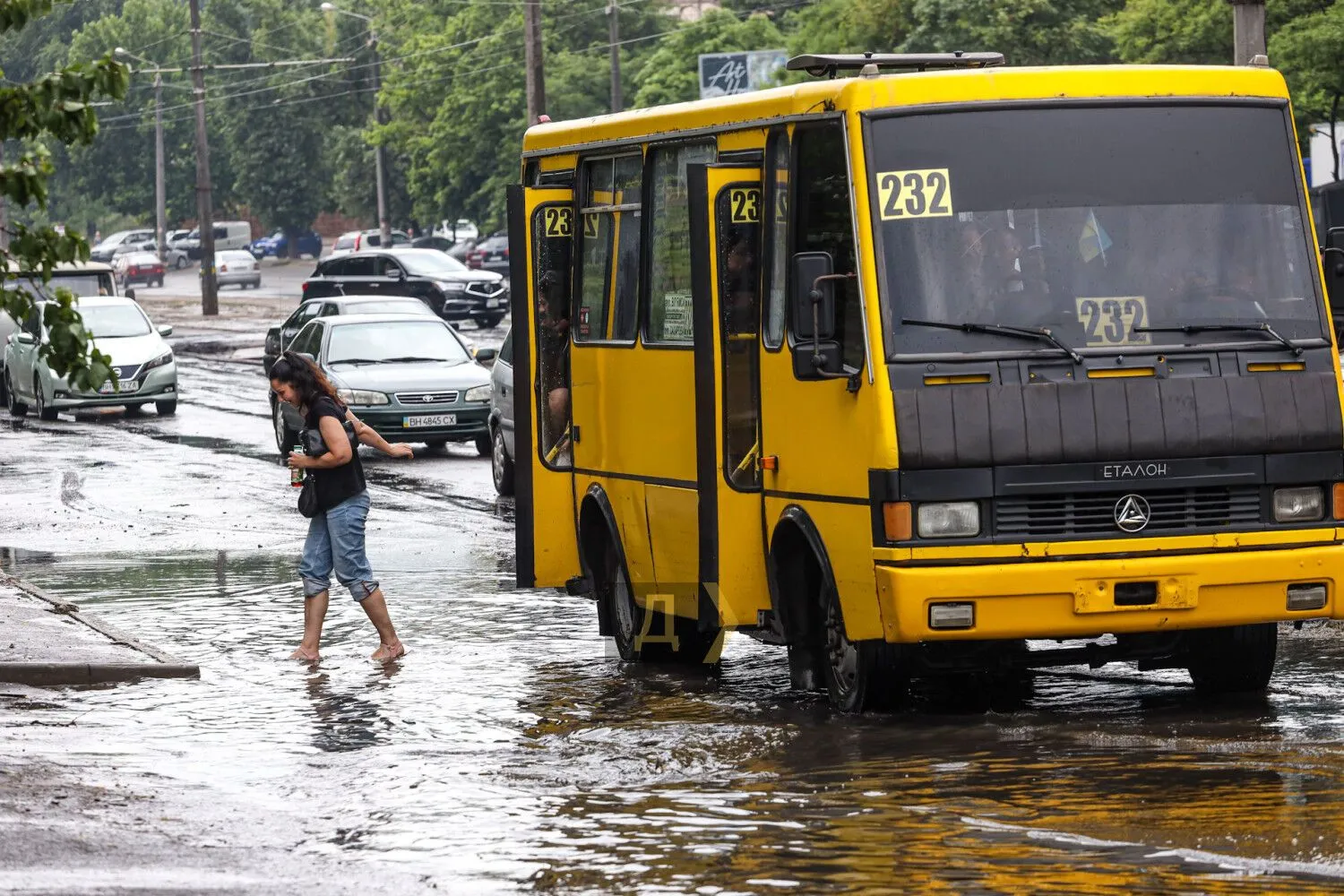 Маршрутки вынужденно останавливались посреди "реки"