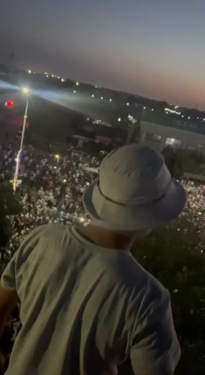 К зданию администрации вышли тысячи людей