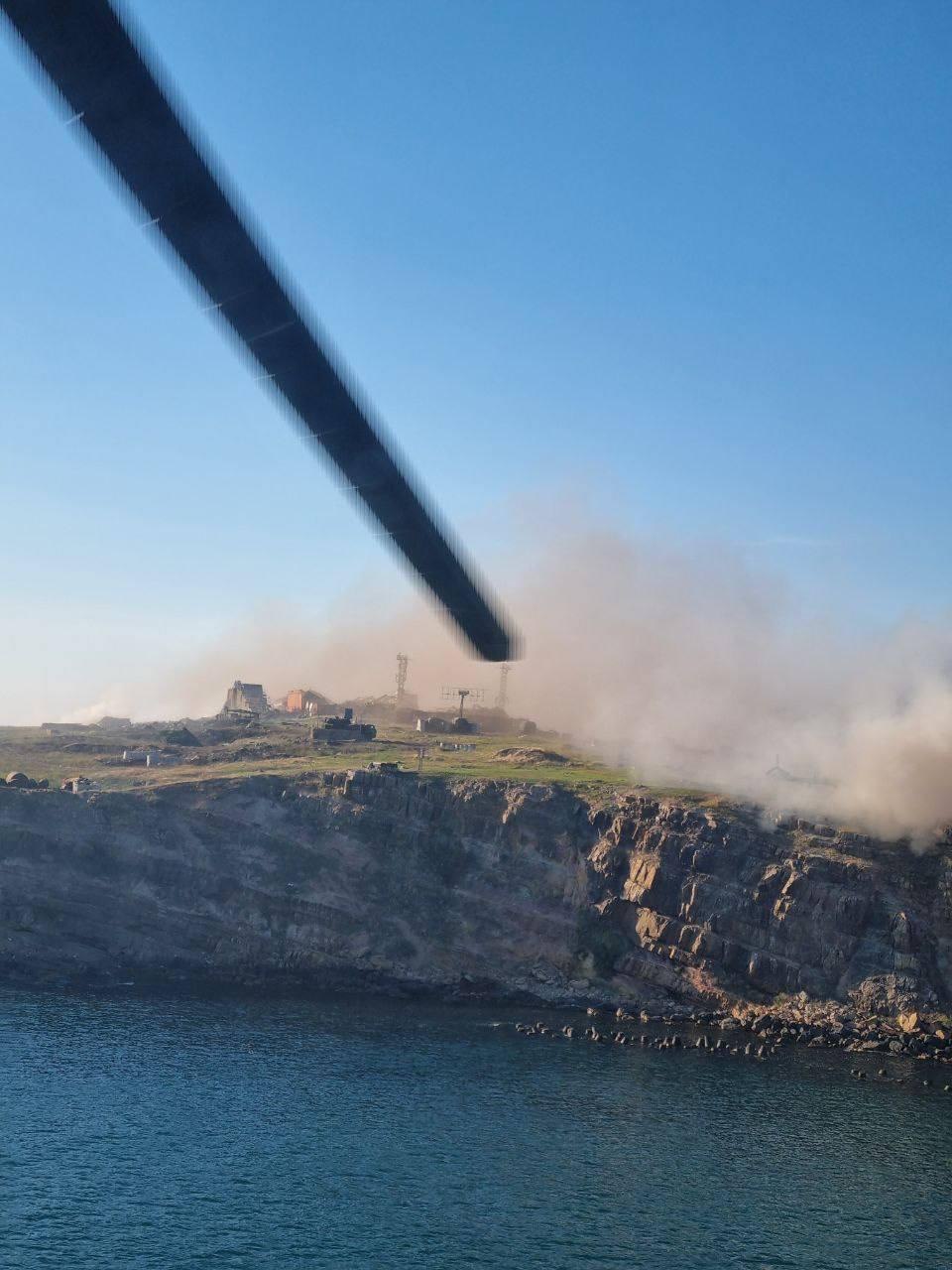 Отступление россиян со Змеиного: появились новые фото эвакуации dqxikeidqxitkant