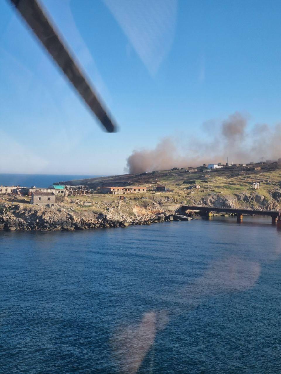 Отступление россиян со Змеиного: появились новые фото эвакуации