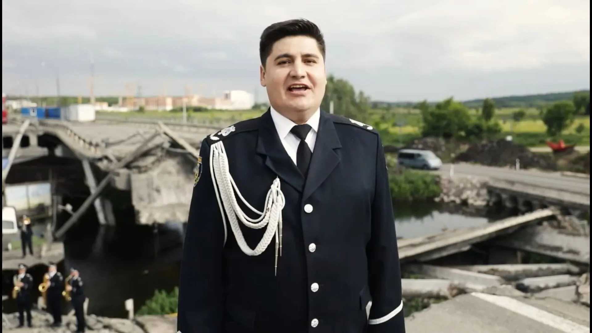 Правоохранители исполнили гимн на разрушенном мосту. dqxikeidqxiqqeant