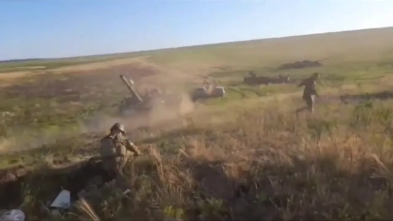 Доброволец изучает брошенные оккупантами вещи