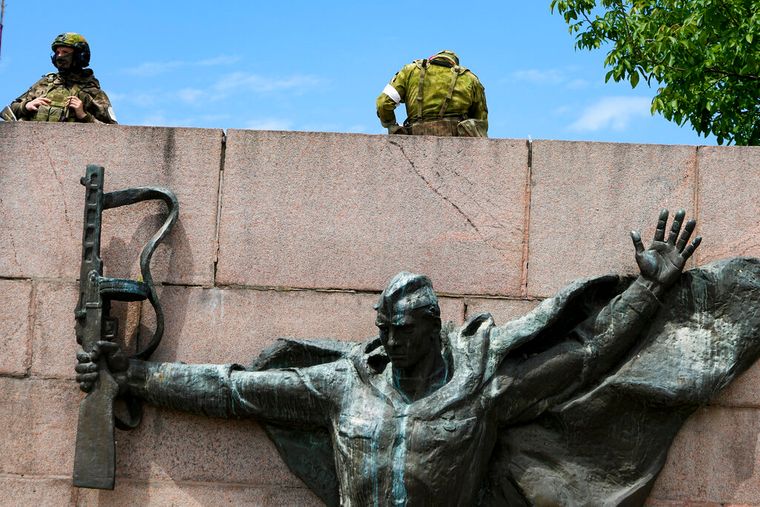 российские солдаты в районе Аллеи Славы в Херсоне, 20 мая 2022 года