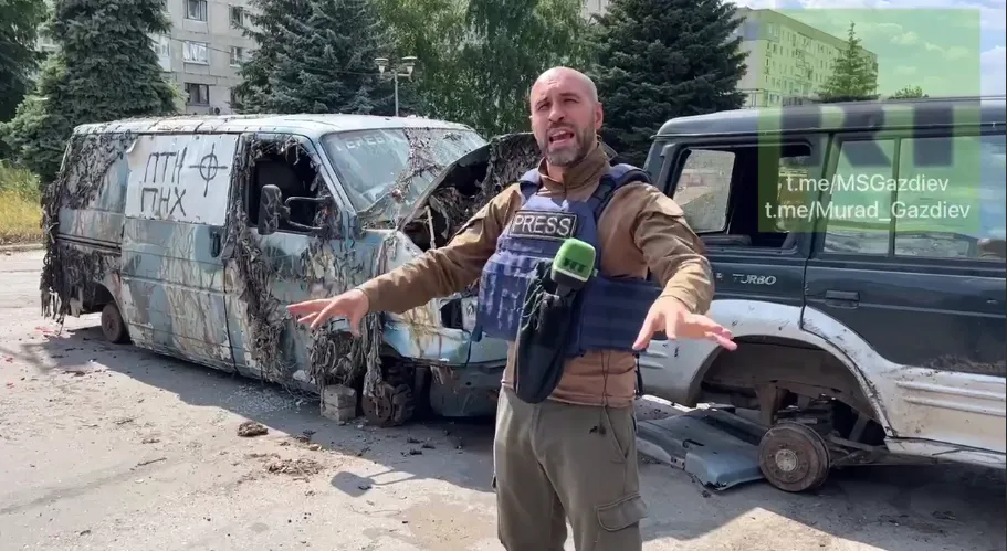 Пропагандист указал на красноречивую надпись. dqxikeidqxitkant