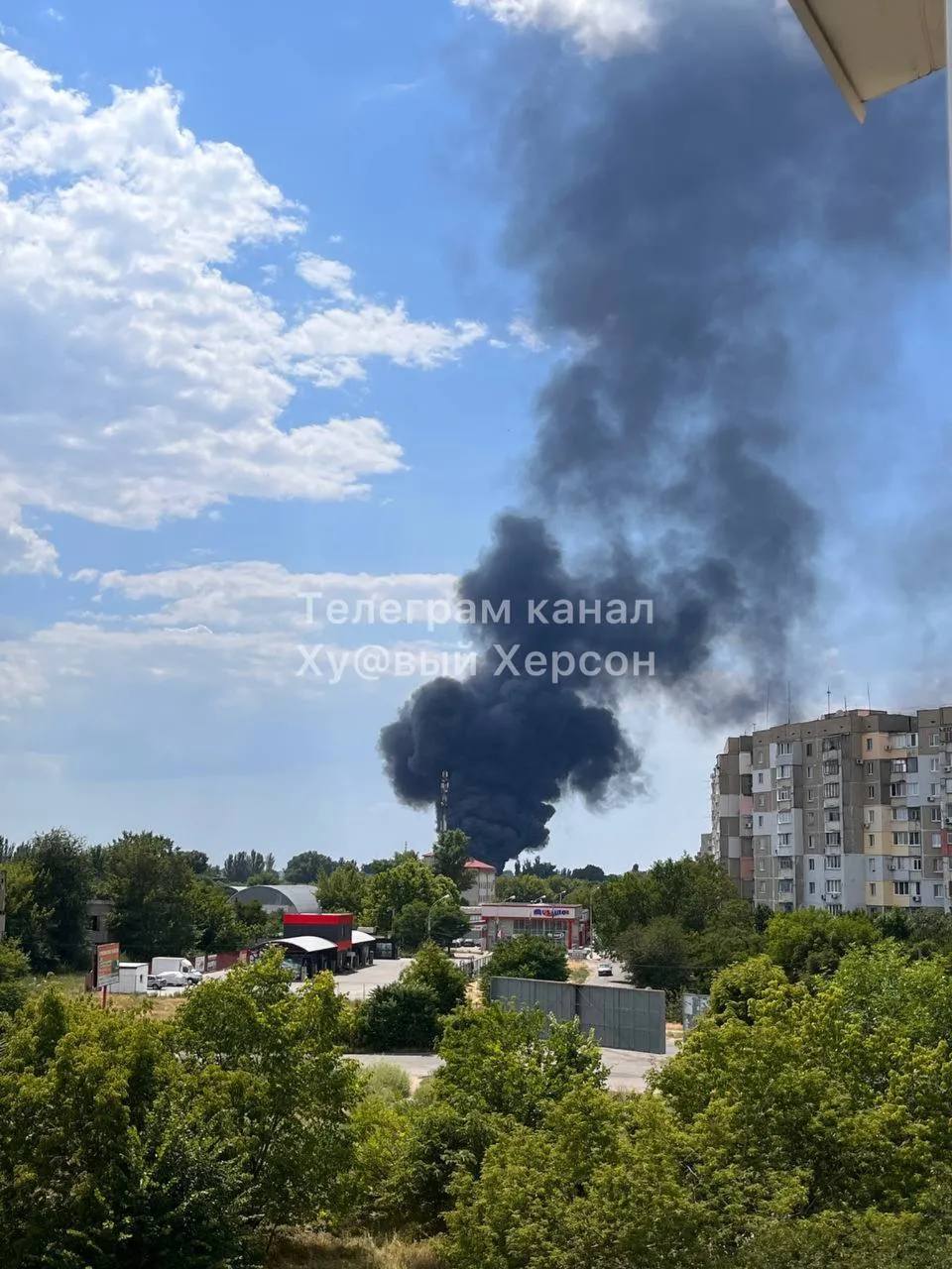 Черный дым поднялся высоко в небо