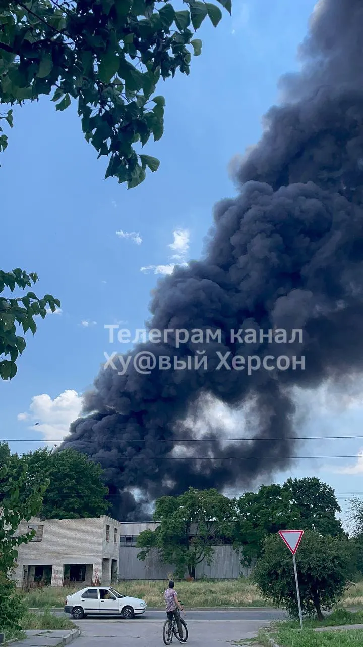 Над Херсоном поднялось огромное облако черного дыма