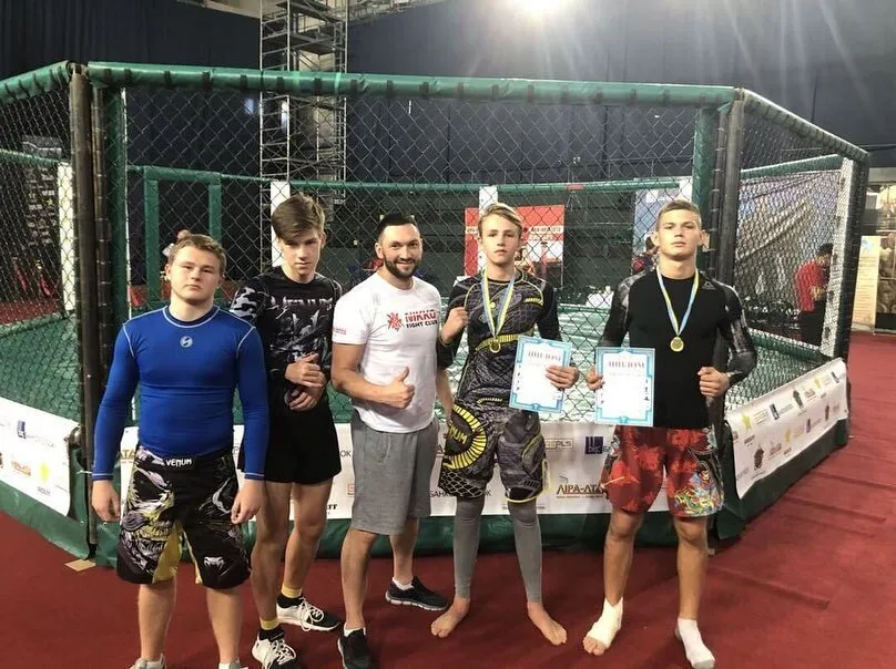 Евгений Слюсаренко (крайний справа) dqxikeidqxiqqeant