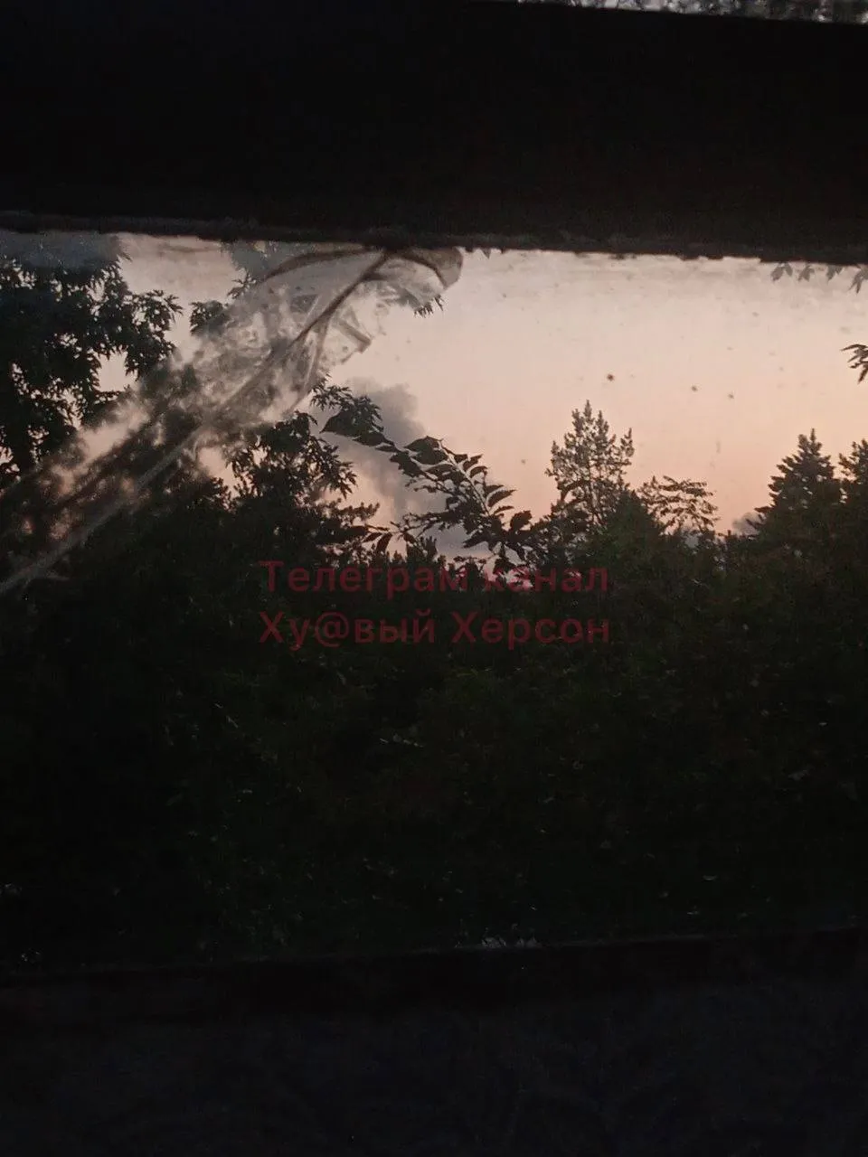 В небо поднялся дым