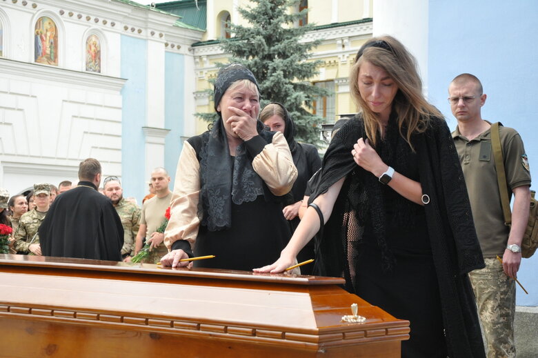 С комбатом 72 ОМБ Андреем Верхоглядом попрощались в Киеве 03