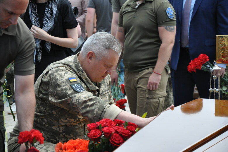 С комбатом 72 ОМБ Андреем Верхоглядом попрощались в Киеве 06