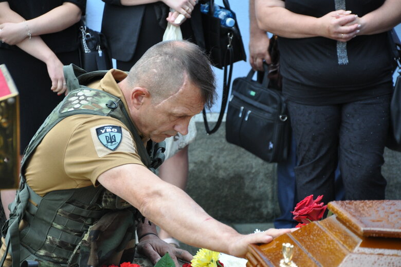 С комбатом 72 ОМБ Андреем Верхоглядом попрощались в Киеве 11