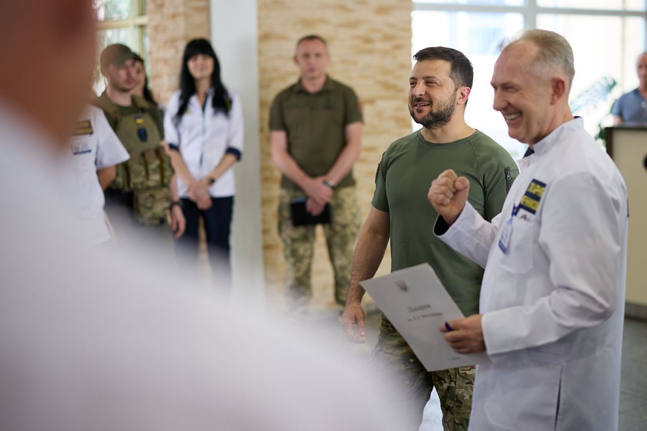 Владимир Зеленский с главным врачом больницы имени Мечникова Сергеем Рыженко