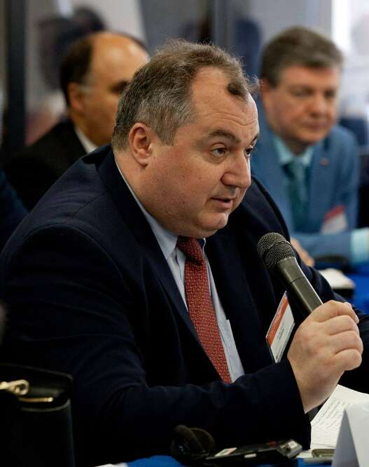 Максим Григорьєв разом з Сергієм Наришкіним на відкритті “виставки порушень прав людини”