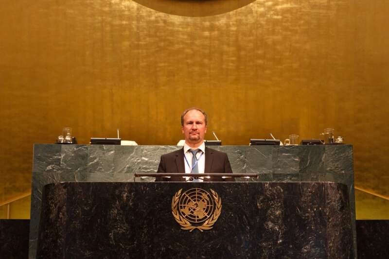 Сергій Єфименко фотографується на трибуні Генасмаблеї ООН (Джерело)