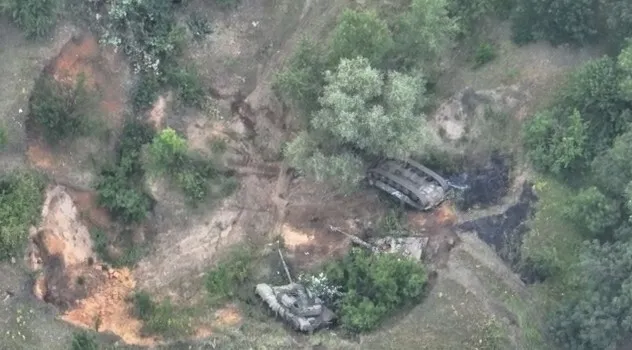 Убегая от защитников Украины, одна из бронемашин оккупантов перевернулась