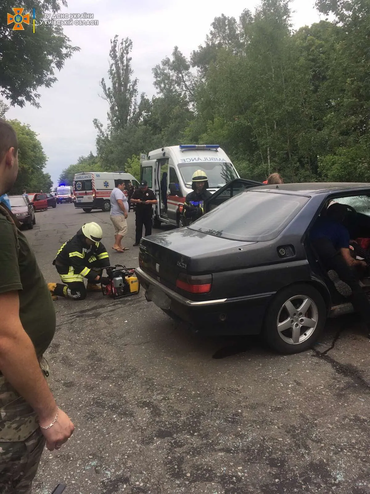 Чтобы помочь потерпевшим спасатели использовали специнструмент. dqxikeidqxiqqeant