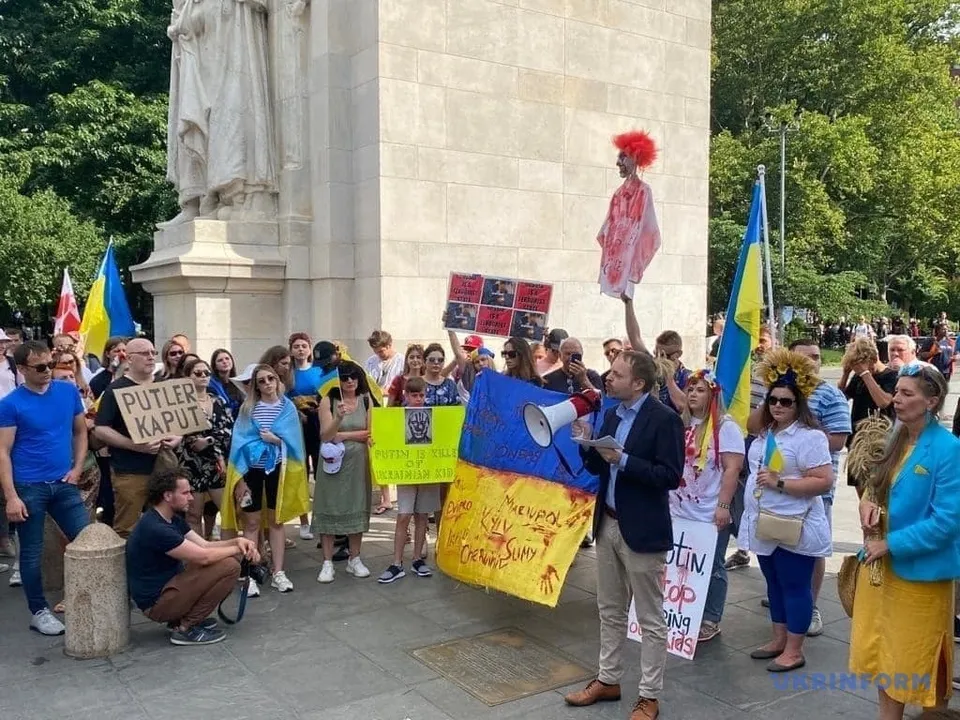 Люди пришли на акцию с плакатами