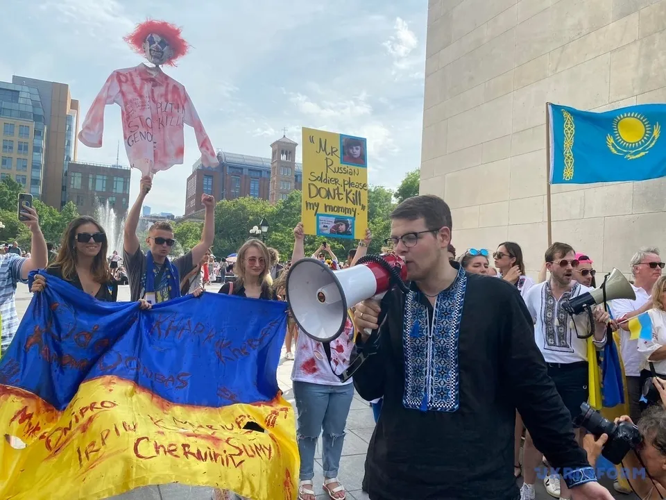 Мирная акция собрала сотни людей