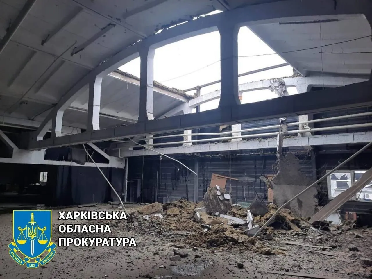 Обстреляли торговый центр.