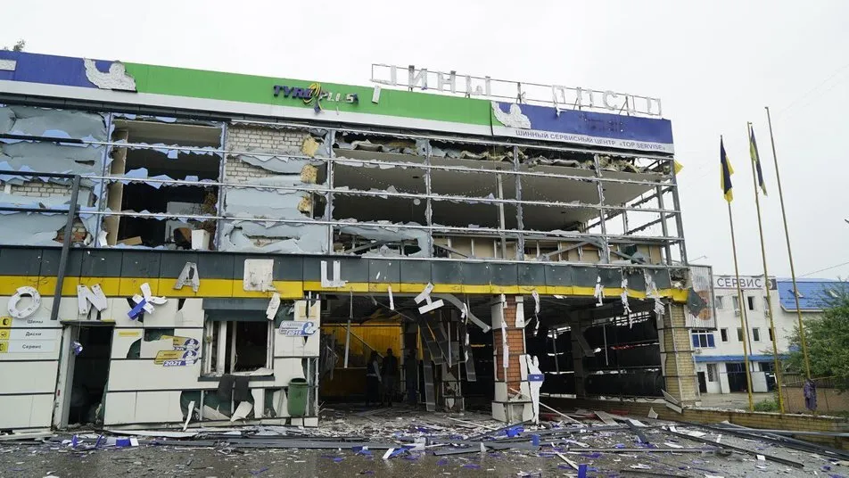 Реактивные снаряды ударили по шиномонтажу.