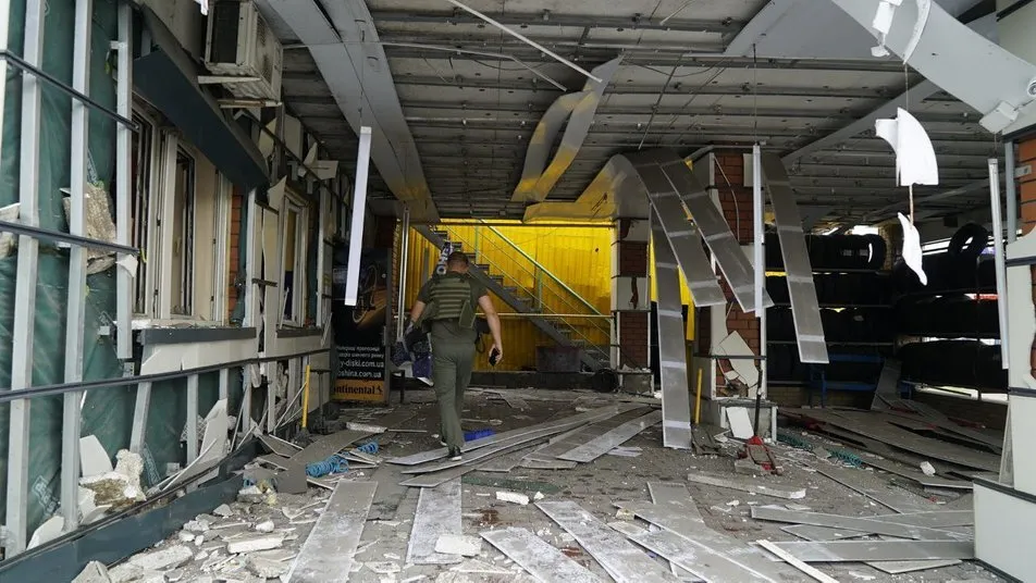 Сообщается о попадании 10 снарядов.