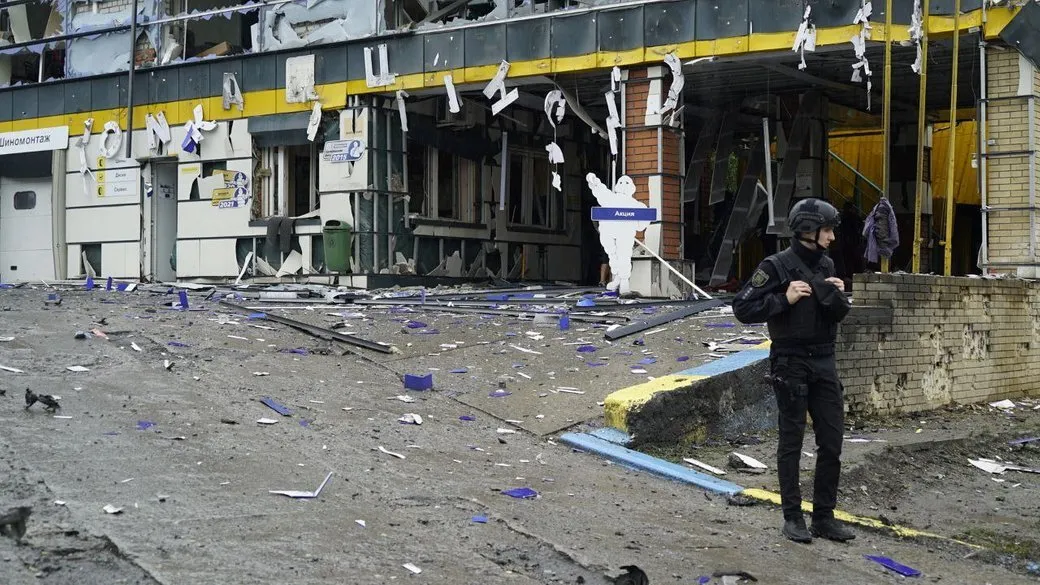 Удар нанесли по шиномонтажу.