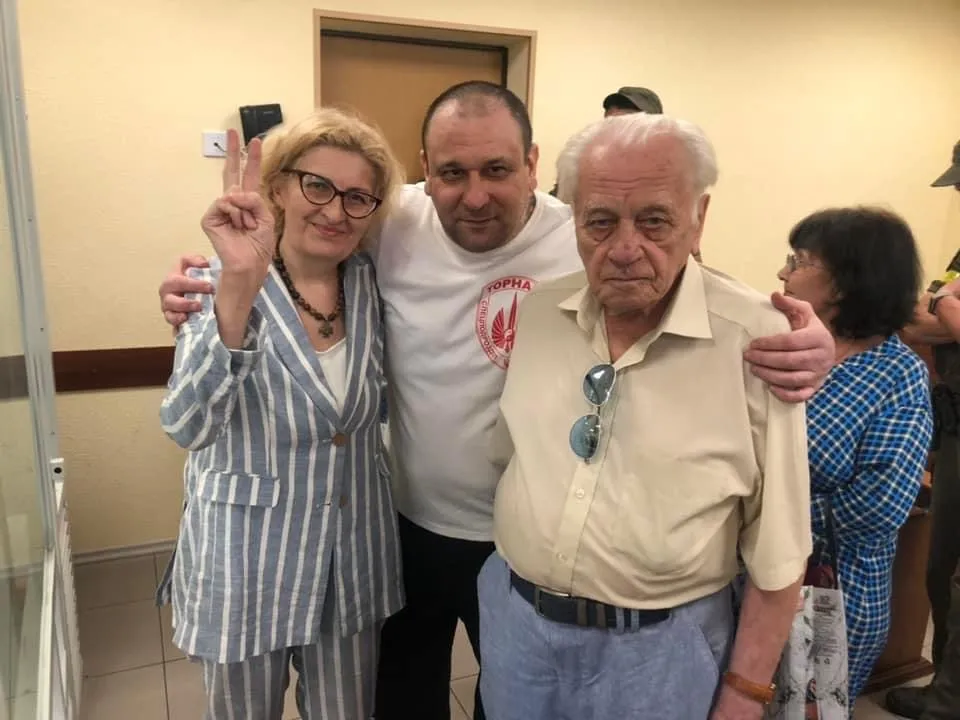 Суд уволил Онищенко