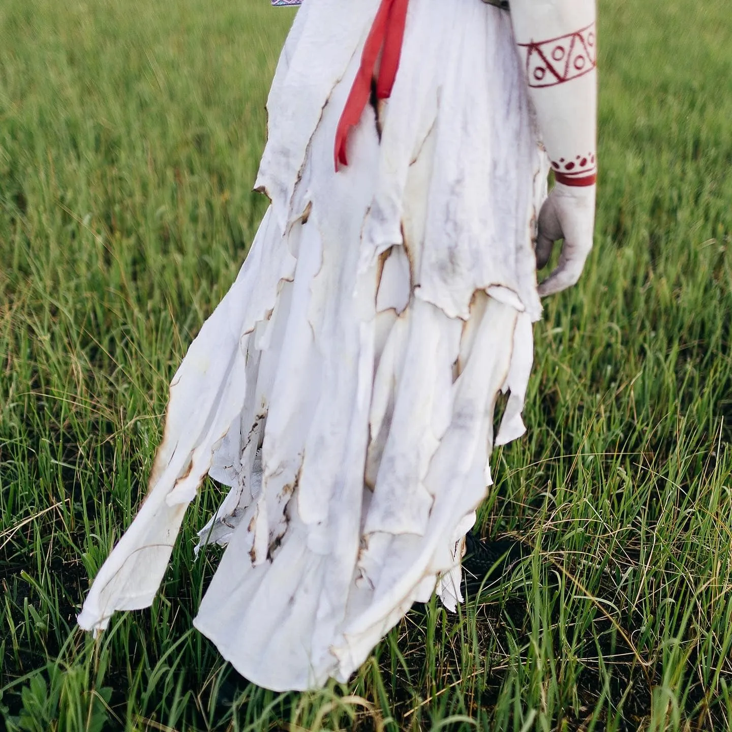 Жены и невесты пленных воинов ’’Азова’’ снялись в фотосессии в образе окровавленных кукол-мотанок