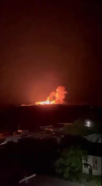 Взрывы раздались около полуночи