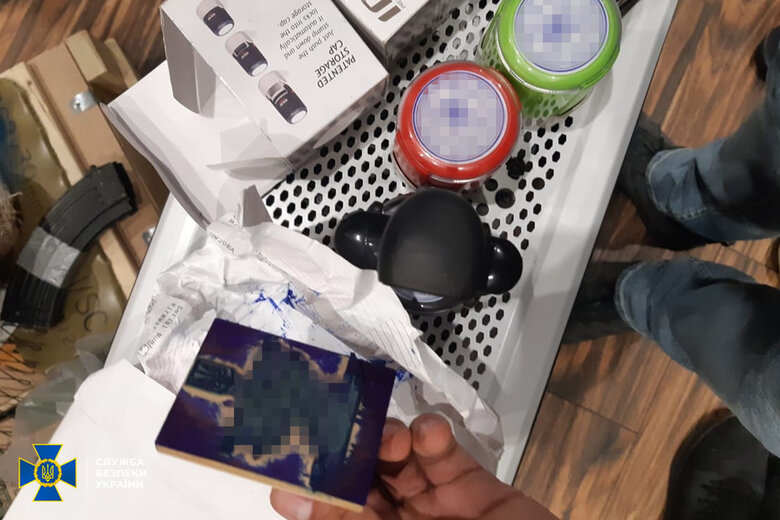 Выдавали себя за правоохранителей: СБУ задержала торговцев оружием 03