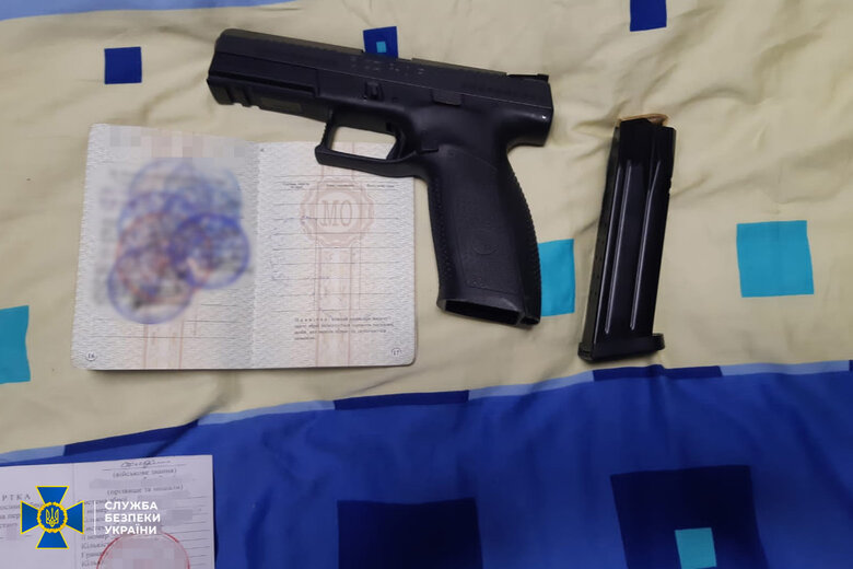 Выдавали себя за правоохранителей: СБУ задержала торговцев оружием 05