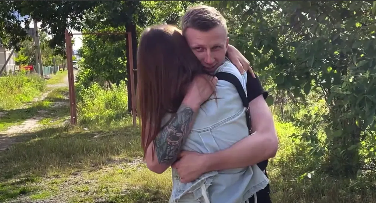 Влюбленные встретились впервые после освобождения