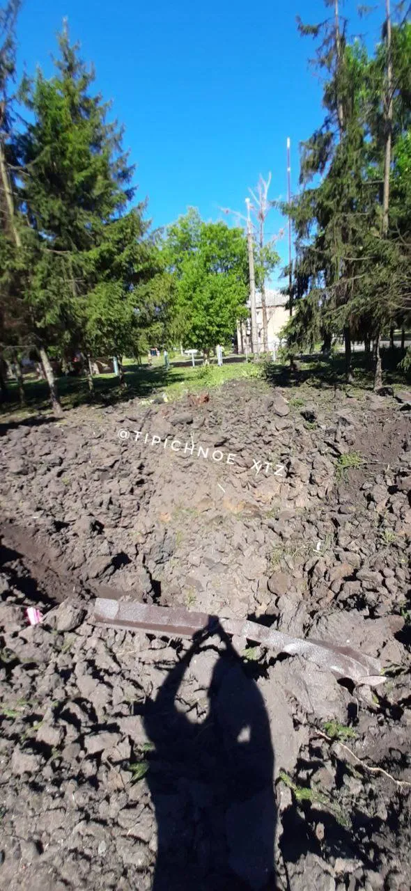 Воронка от ракеты РФ, разорвавшейся возле школы