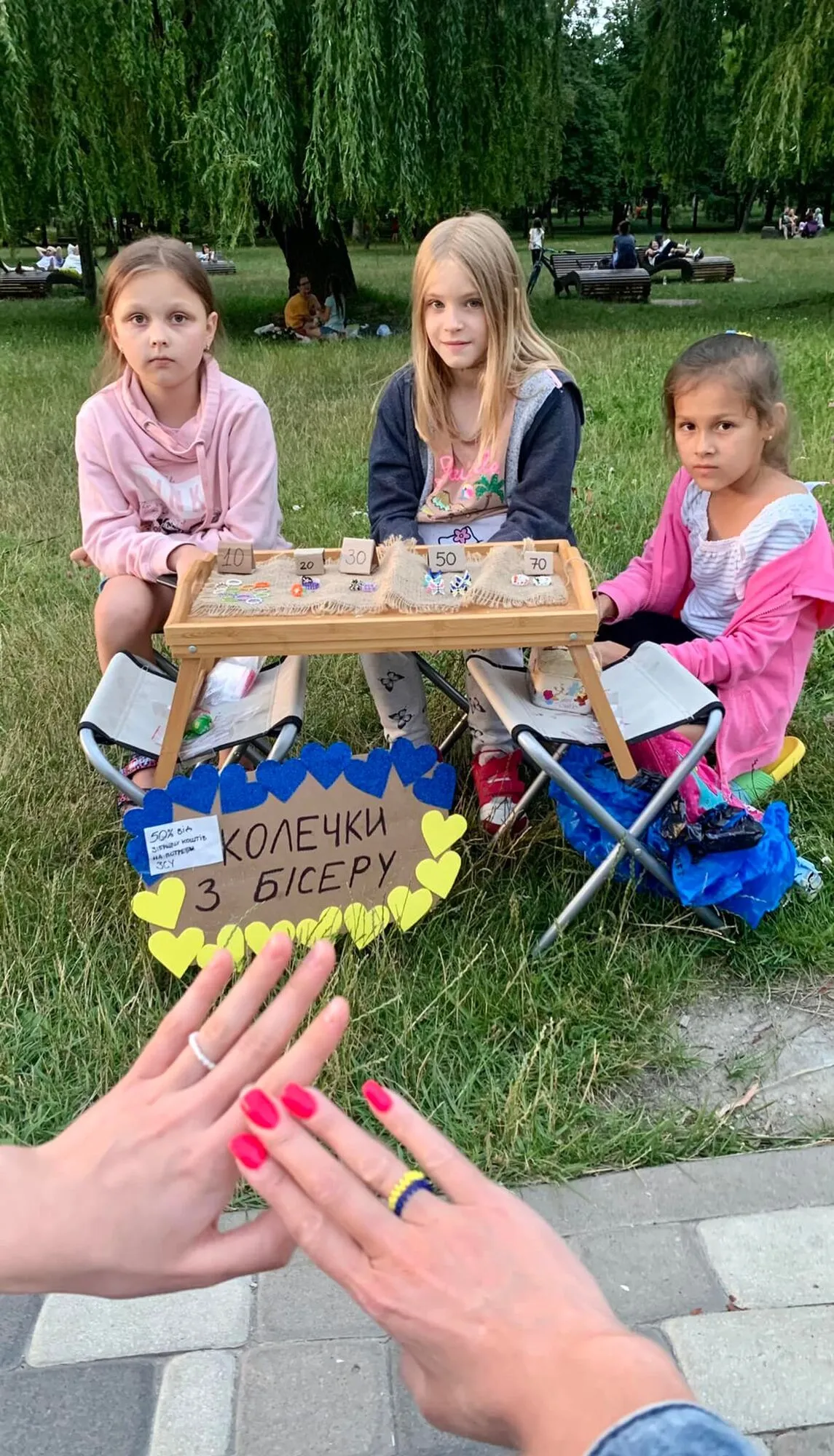 Маленьких патриоток Украины заметили в парке "Победа". dqxikeidqxitkant