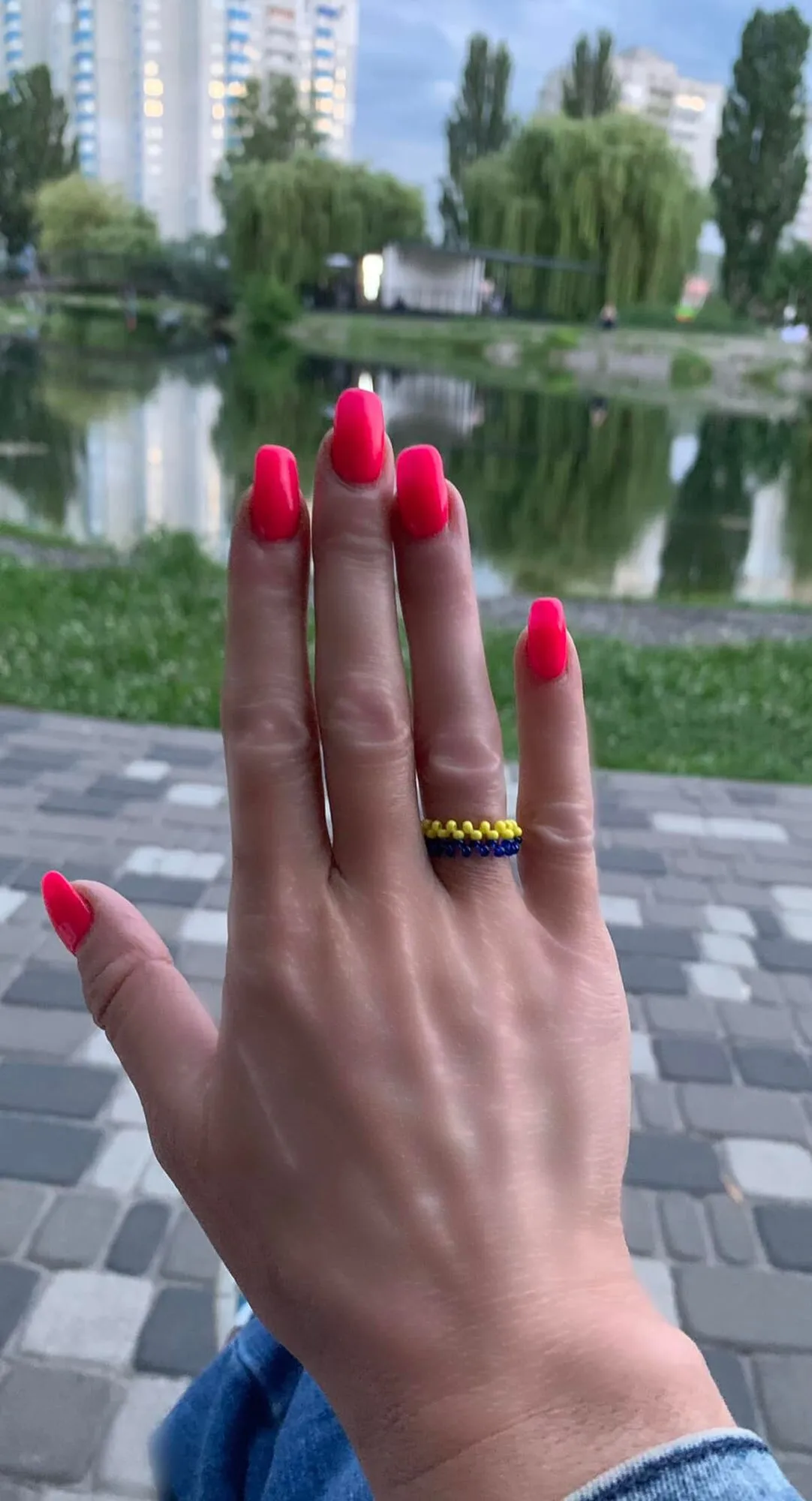 Девочки продают украшения из бисера.