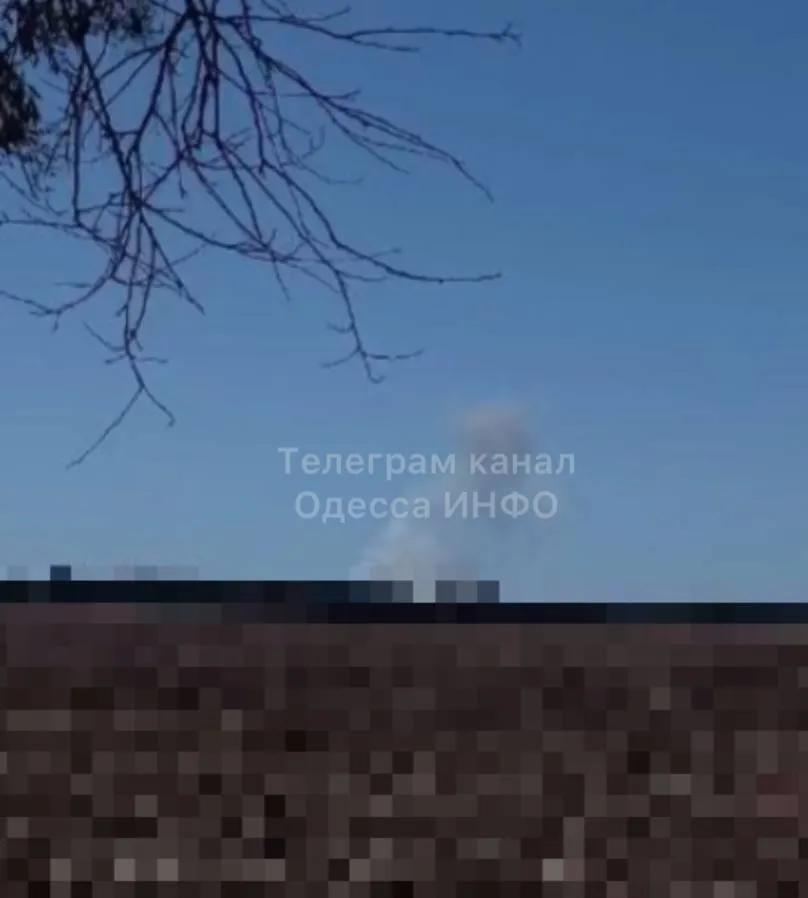 У небо здійнявся дим