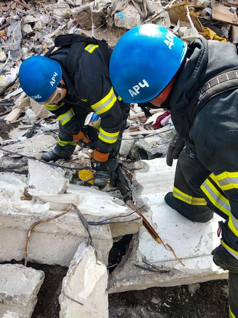 Спасатели работают на руинах домов dqxikeidqxitkant