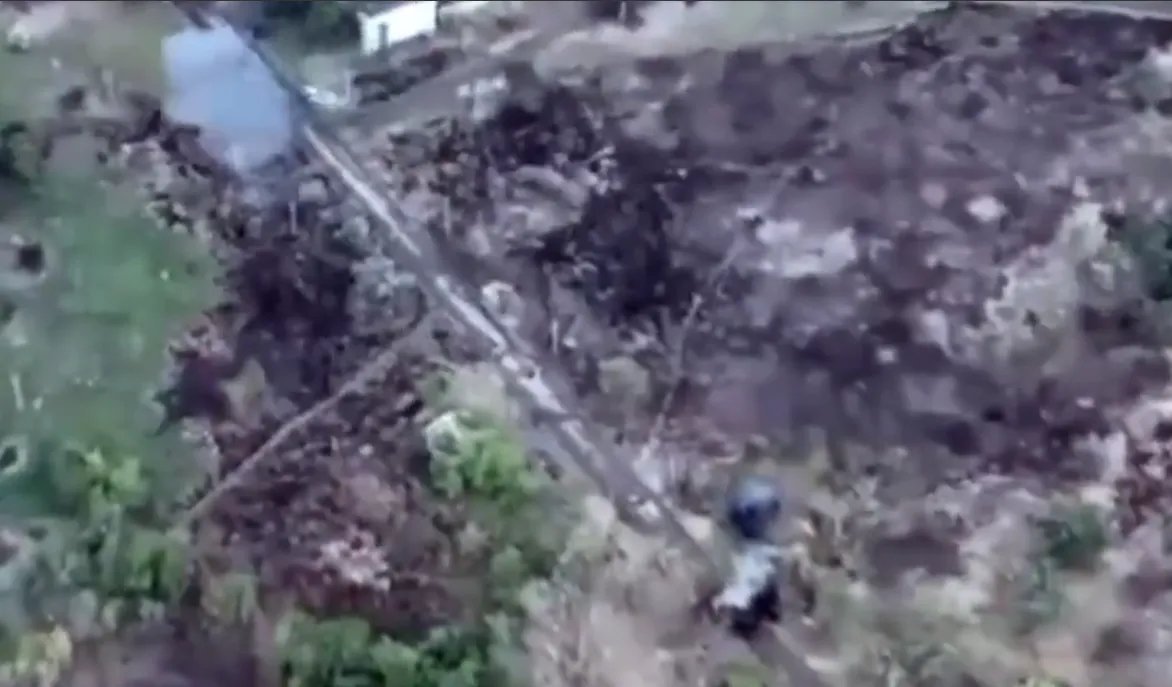 Над технікою ворога здійнявся дим.