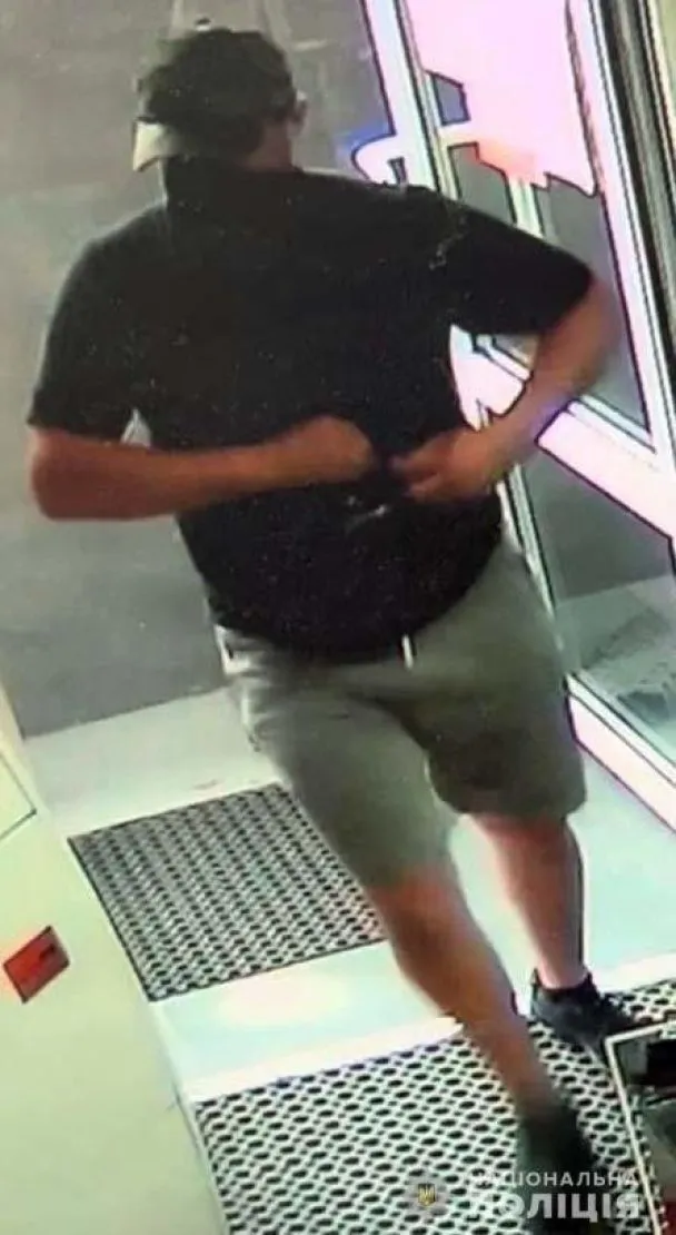 Фото из камер наблюдения мужчины, совершившего убийство в Ривне dqxikeidqxiqxxant