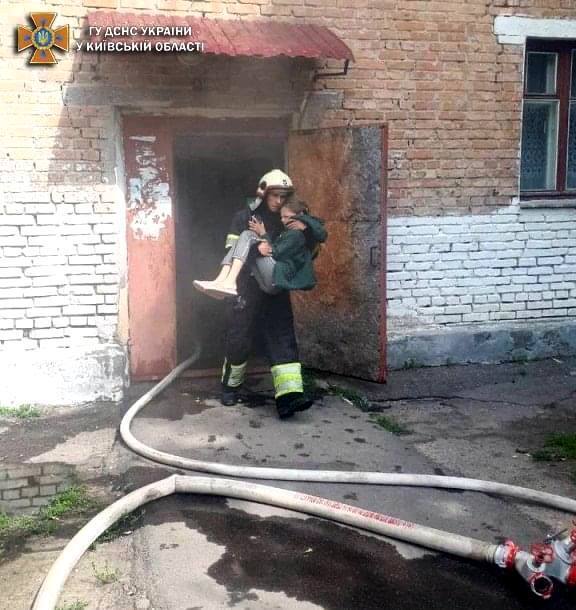 Бойцы ГСЧС спасли восемь человек, в том числе троих детей. dqxikeidqxiqqeant