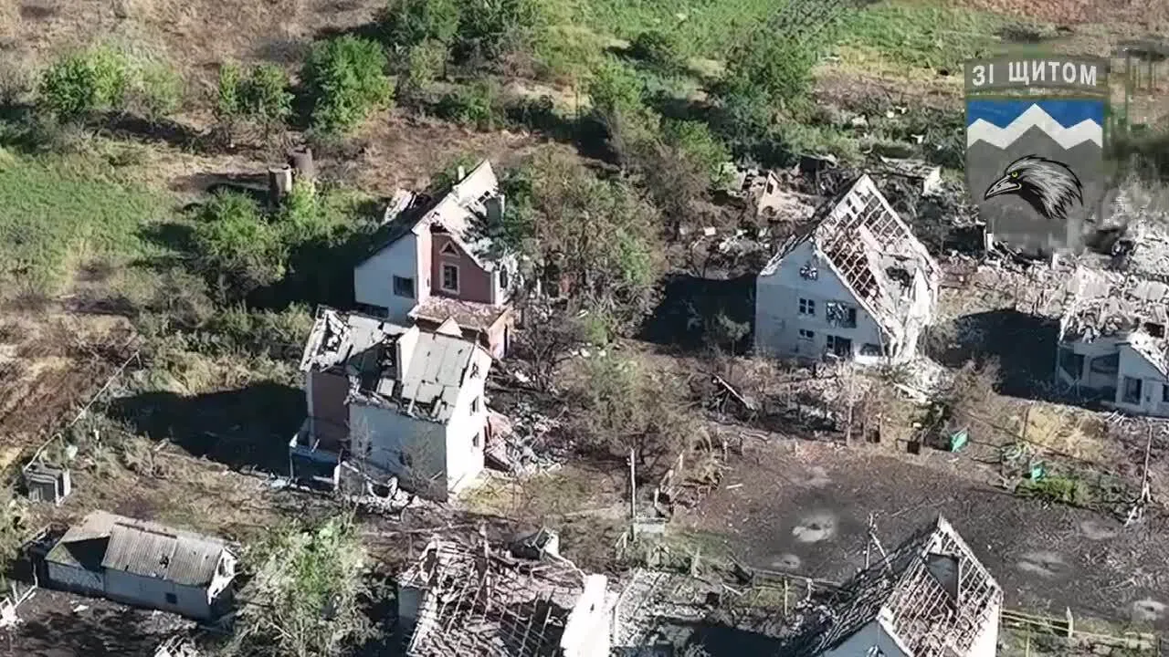 Российские захватчики решили пересидеть в домике