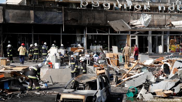 Розбір завалів після ракетного удару по Вінниці з боку військ РФ, 14 липня 2022 року Розбір завалів після ракетного удару по Вінниці з боку військ РФ, 14 липня 2022 року dqxikeidqxitkant